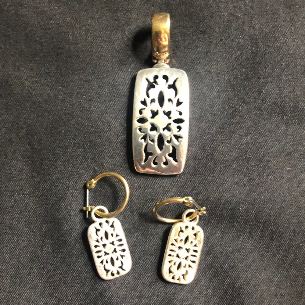 Premier Designs Pendant and earring set.